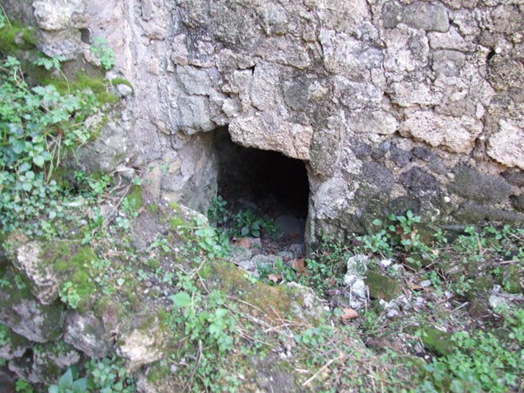 HGE12 Pompeii. December 2006. Hole in wall in room in north end of Villa.