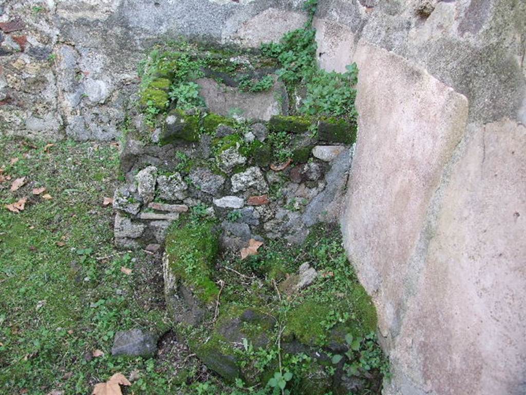 HGE12 Pompeii. December 2006. South-east corner of room in north end of Villa.