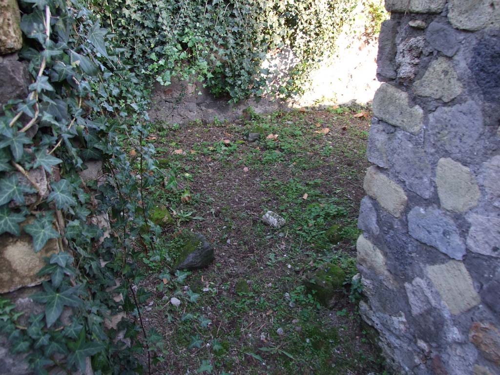 HGE12 Pompeii. December 2006. Doorway to room in north-east corner of Villa.