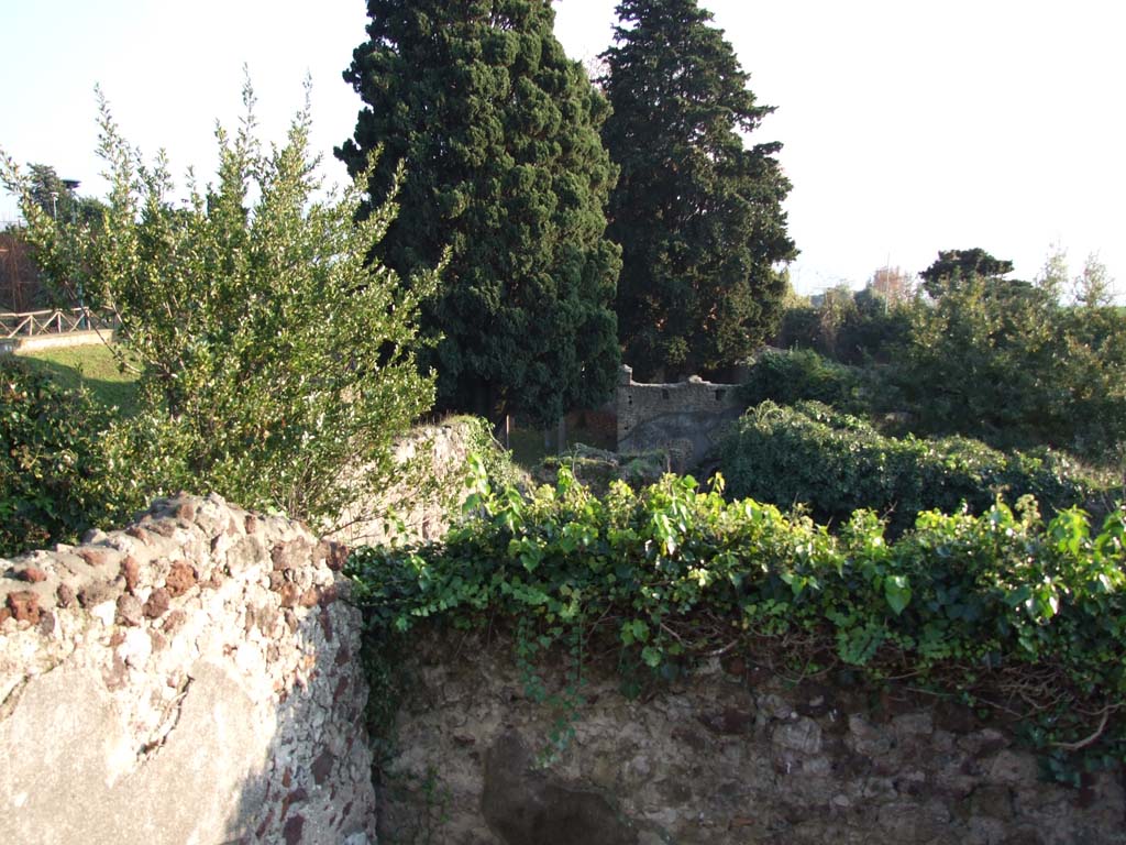 HGE12 Pompeii. December 2006. Looking down from path above onto north end.