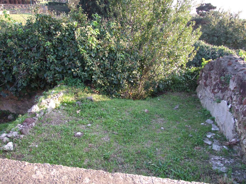 HGE12 Pompeii. December 2006. Looking down from path above onto north end.