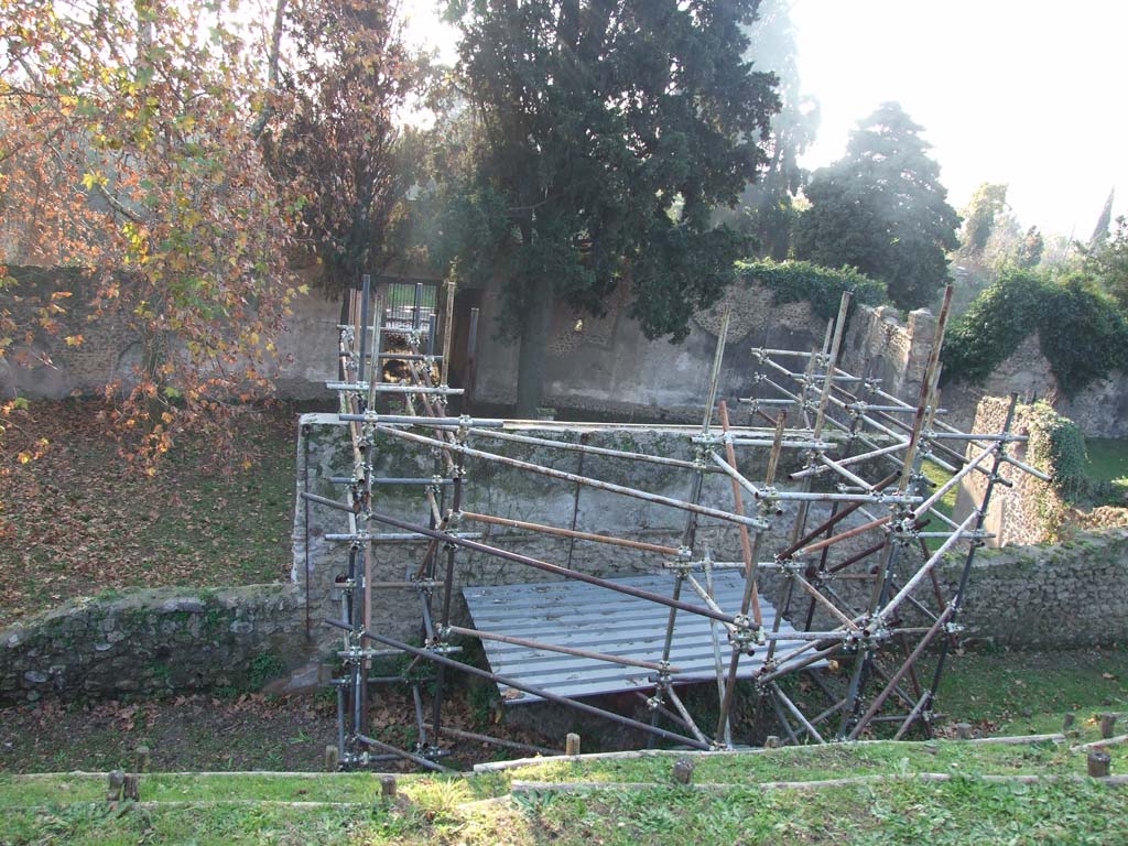 HGE12 Pompeii. December 2006. Looking west towards garden and entrance corridor. Looking down from path above.