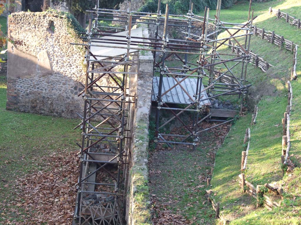 HGE12 Pompeii. December 2006. Looking north from path above.