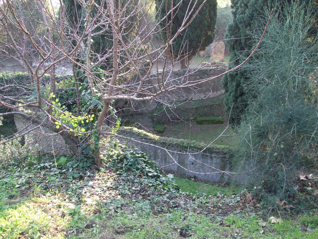 HGE12 Pompeii. December 2006. Looking down from path above, towards south end of garden HGE7A.