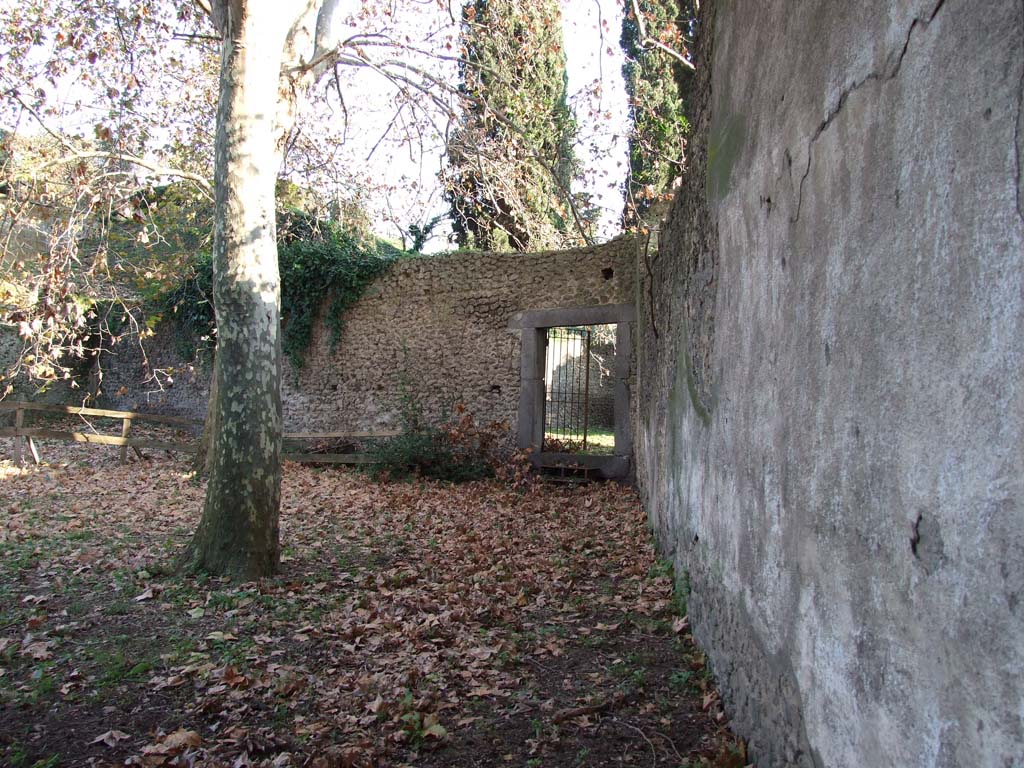 HGE12 Pompeii. December 2006. Looking south across garden, from end of entrance corridor.