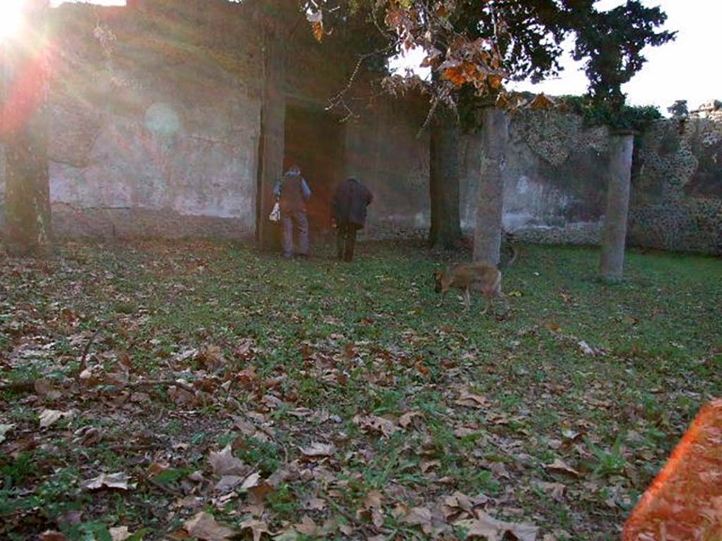 HGE12 Pompeii. December 2006. Looking north-west towards entrance HGE12 on west side of garden area.