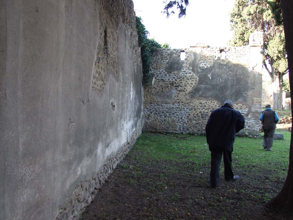 HGE12 Pompeii. December 2006. Looking north across garden, from end of entrance corridor.