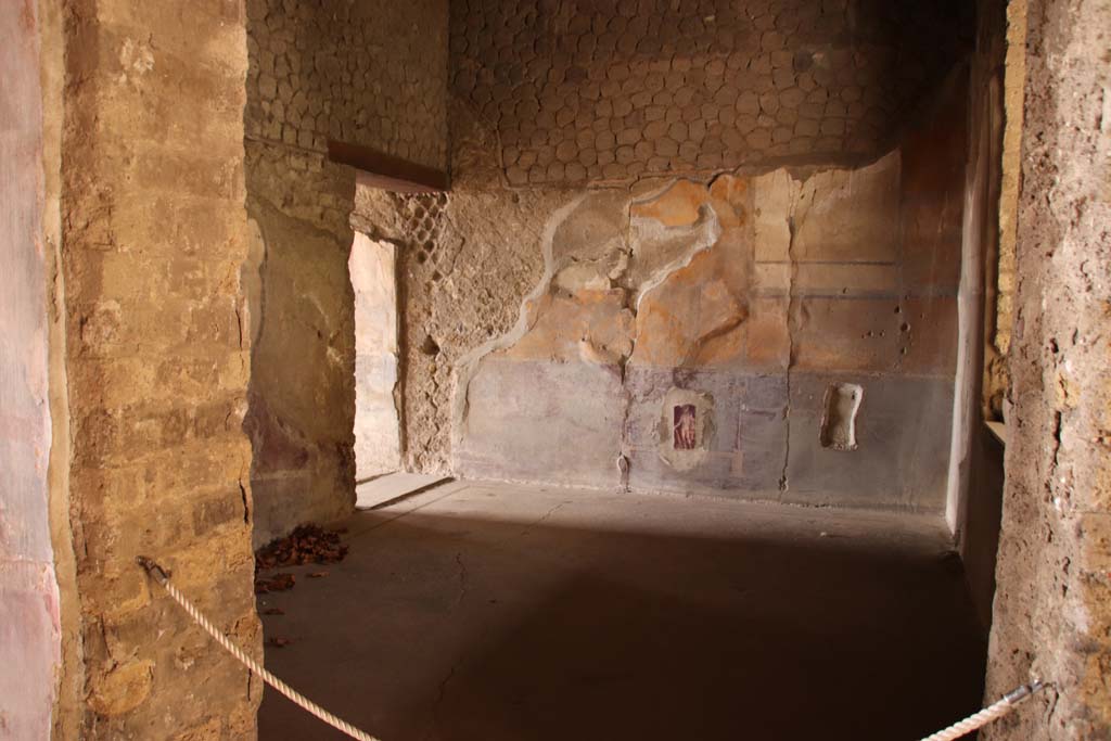 Villa San Marco, Stabiae, October 2020. Looking through doorway to room 18 in east wall of corridor 17. Photo courtesy of Klaus Heese.

