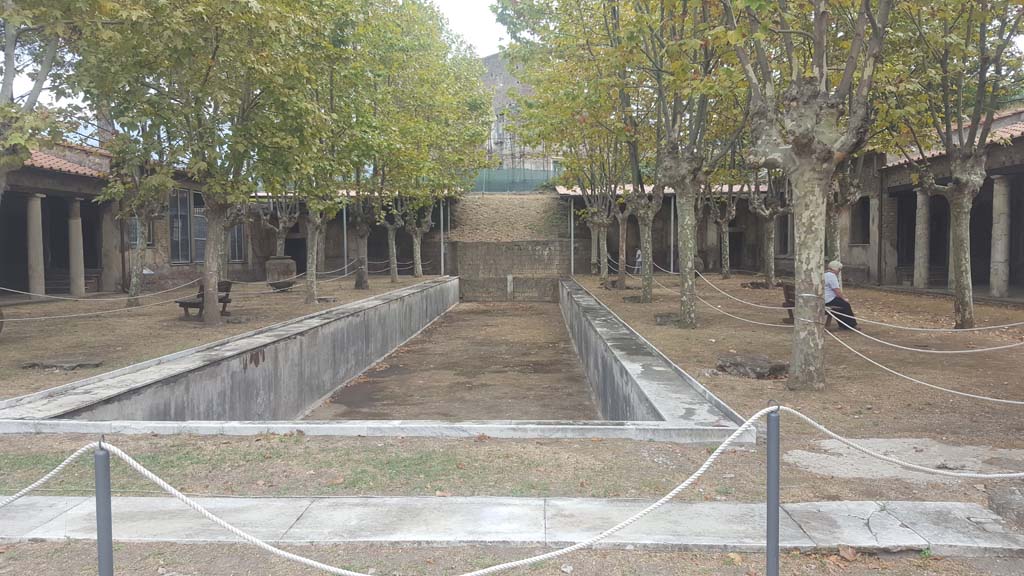 Villa San Marco, Stabiae, September 2019. Room 16, looking south from oecus towards pool in centre of garden area. Photo courtesy of Klaus Heese.