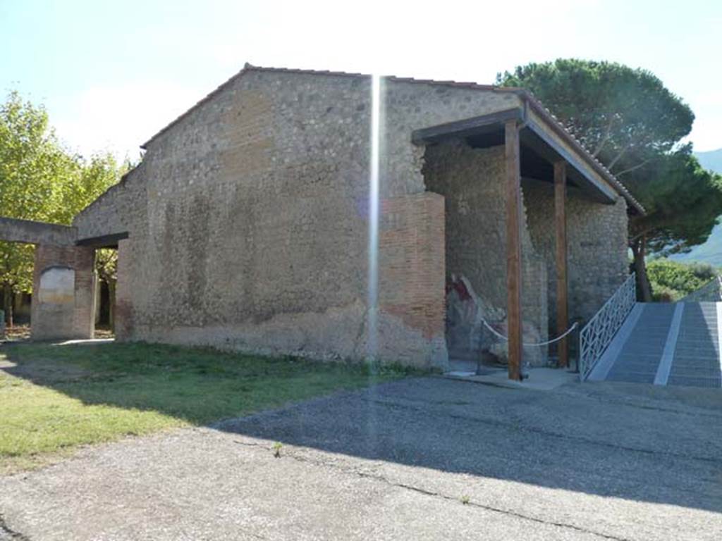 Villa San Marco, Stabiae, September 2015. Room 16, west wall and entrance to corridor 11, centre. On the right is the modern ramp leading west to the area of peristyle 66.
