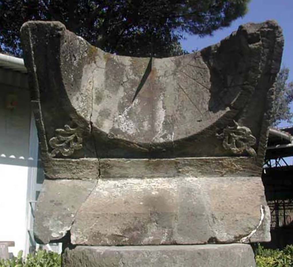 Villa San Marco, Stabiae, December 2007. Area 66, sundial in peristyle garden.