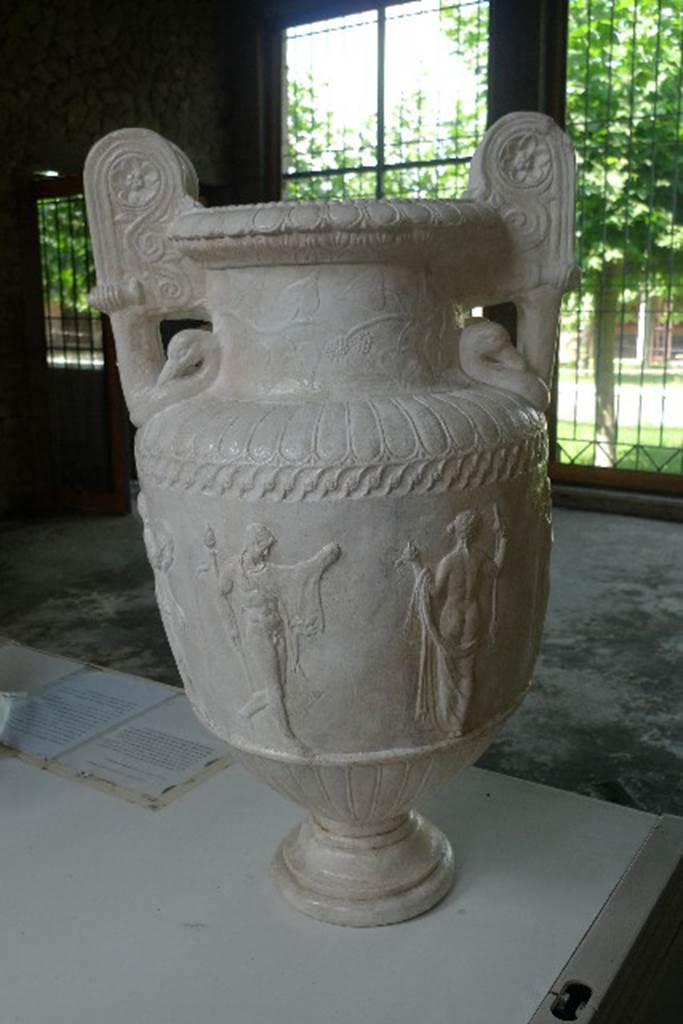 Castellammare di Stabia, Villa San Marco, July 2010. Reproduction of marble crater. Photo courtesy of Michael Binns. The original is in the Naples Archaeological Museum. Inventory number 6779.
