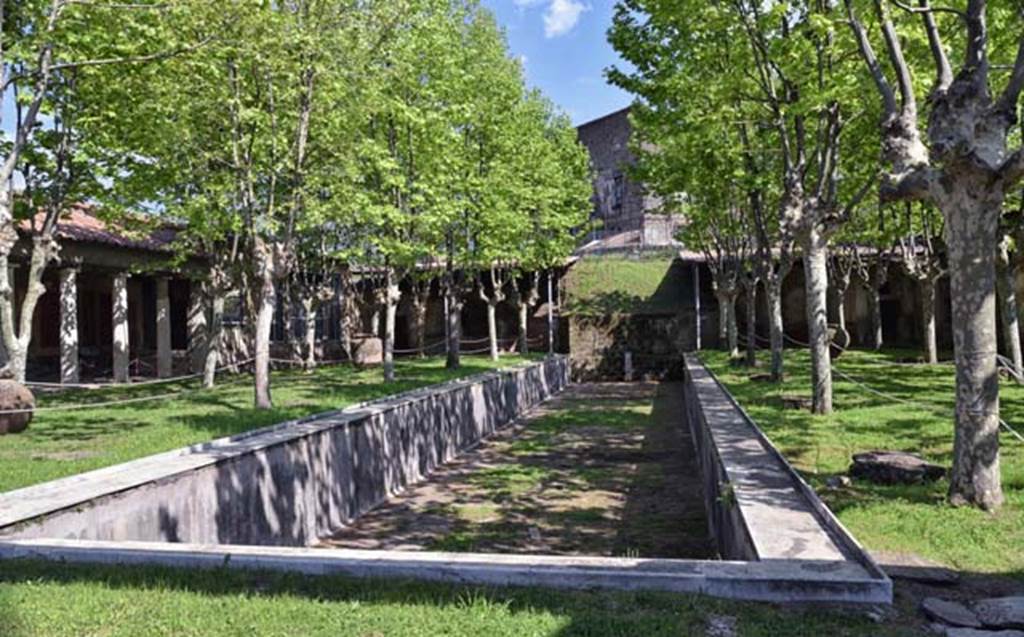 Villa San Marco, Stabiae, April 2018. Looking south across peristyle garden area 9, with pool.
Photo courtesy of Ian Lycett-King. Use is subject to Creative Commons Attribution-NonCommercial License v.4 International.
