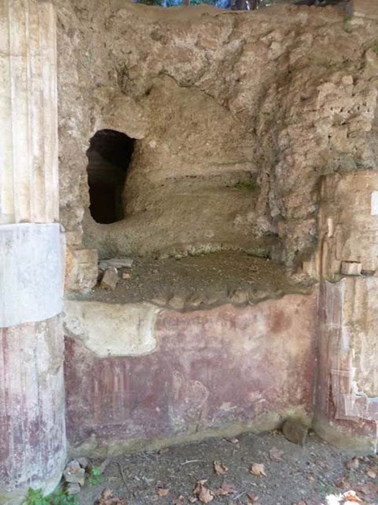 Villa San Marco, Stabiae, September 2015. Area 64, niche 7, originally this would have contained a stucco relief of an athlete, which is now in Naples Archaeological Museum. Below it  are the remains of a painting of Diana and Acteon.
