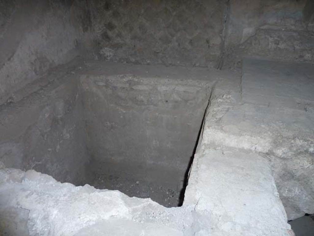 Villa San Marco, Stabiae, September 2015. Room 26, basin/vat in north-west corner of kitchen.