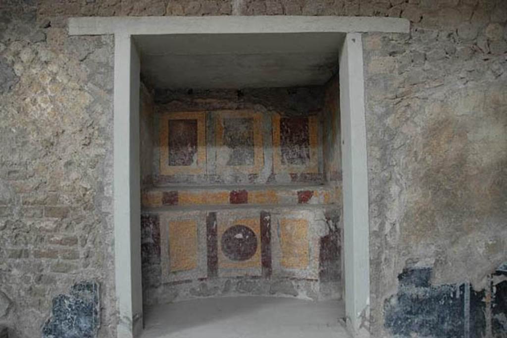 Castellammare di Stabia, Villa San Marco, January 2011. Room 45, lararium in west wall of atrium. Photo courtesy of Nando Calabrese.

