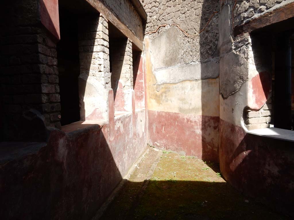 Villa San Marco, Stabiae, June 2019. 
Small garden area 28, looking north into small triangular garden towards west side of apsed window.
Photo courtesy of Buzz Ferebee


