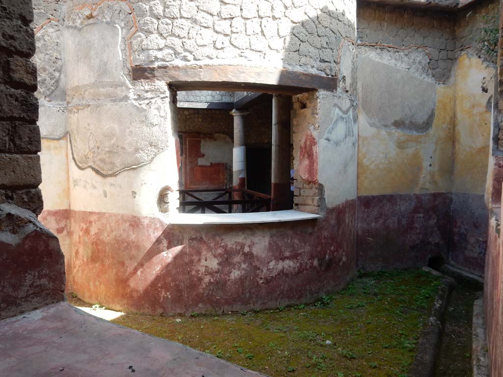 Villa San Marco, Stabiae, June 2019. Small garden area 28, looking north towards apsed window.
Photo courtesy of Buzz Ferebee

