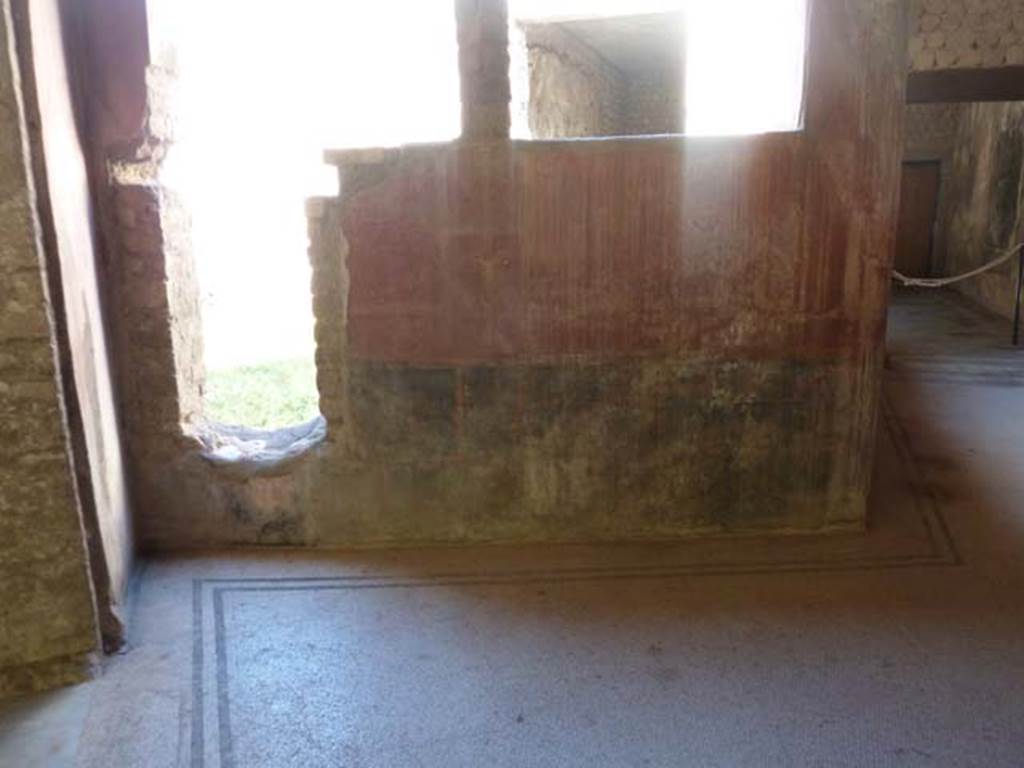 Villa San Marco, Stabiae, September 2015. Corridor 32, north end with window into garden 19.