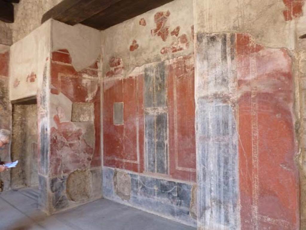 Villa San Marco, Stabiae, September 2015. Room 25 alcove on west side, looking south towards entrance doorway to vestibule 24 and then corridor 22.