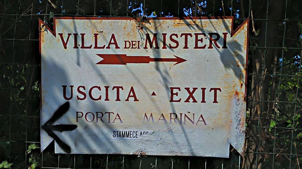 Pompeii. “Tabella ansata”, early signpost. c.2015-2017. Photo courtesy of Giuseppe Ciaramella.