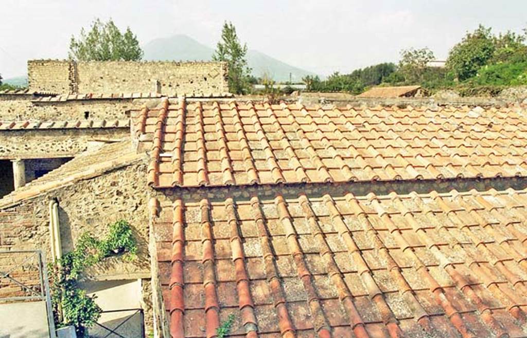 Villa of Mysteries, Pompeii. October 2001. Modern roof made of Roman tiles using tegulae and imbrices.   Photo courtesy of Peter Woods.
