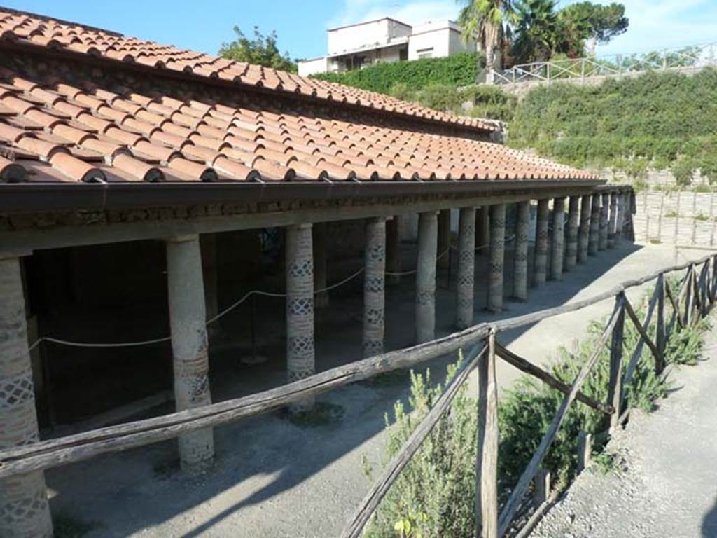 Villa of Mysteries, Pompeii. September 2015. Colonnade on south side, looking east.