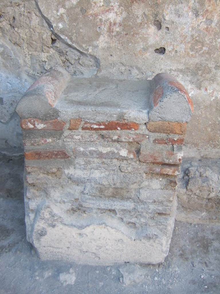 Villa of Mysteries, Pompeii. May 2006. Masonry altar.