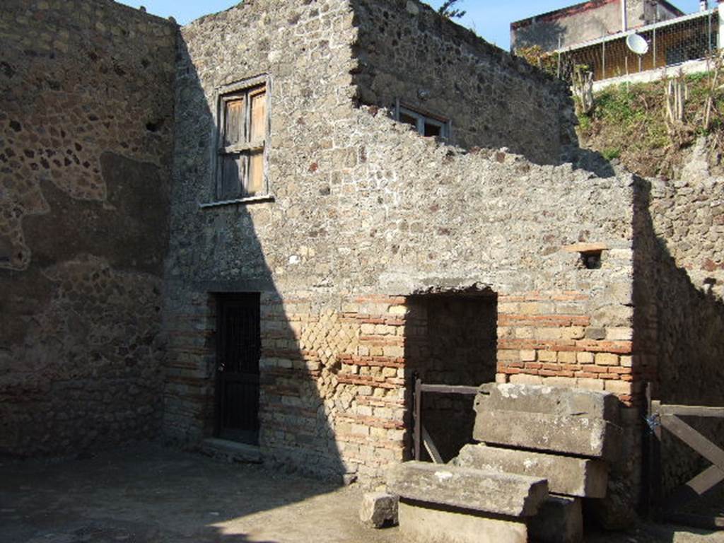 Villa of Mysteries, Pompeii. May 2006. Room 61, upper floor in north-east corner.