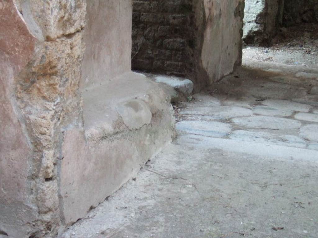 Villa of Mysteries, Pompeii. May 2006. Room 66, bench on north side of vestibule.