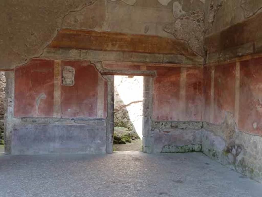 Villa of Mysteries, Pompeii. May 2010. Peristyle D, north-east corner next to doorway to room 29. 