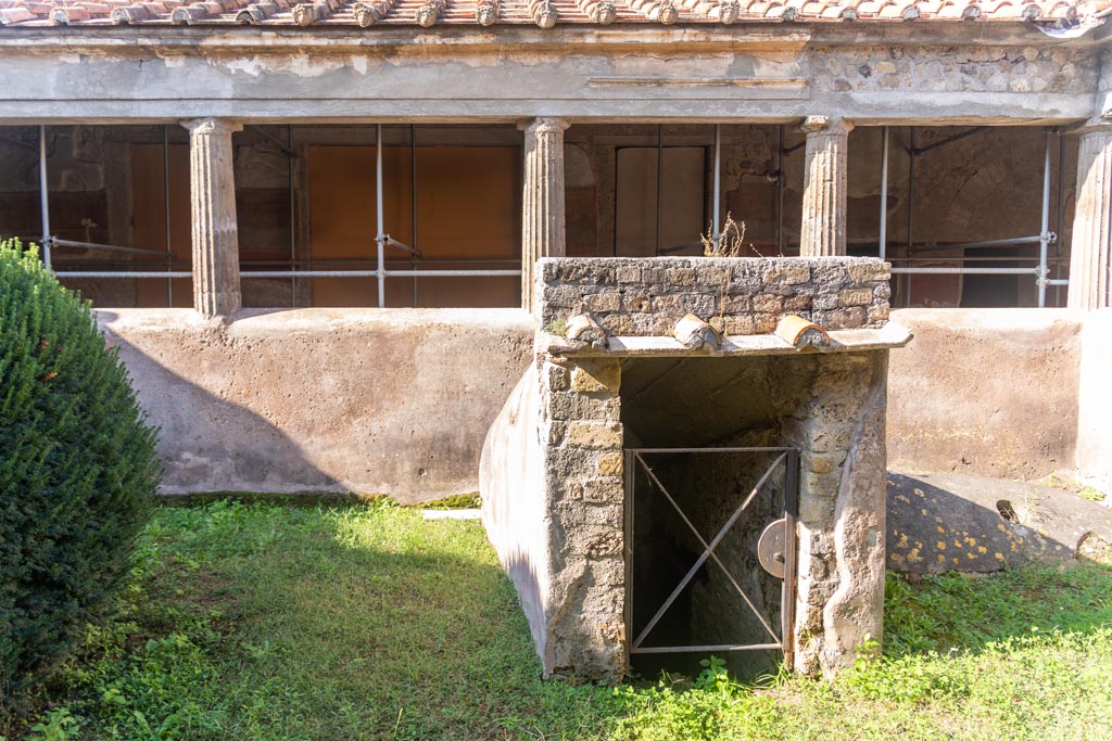 Villa of Mysteries, Pompeii. October 2023. Looking west towards entrance to crypt. Photo courtesy of Johannes Eber.
(Note: the rain-water spouts on the roof at rear).

