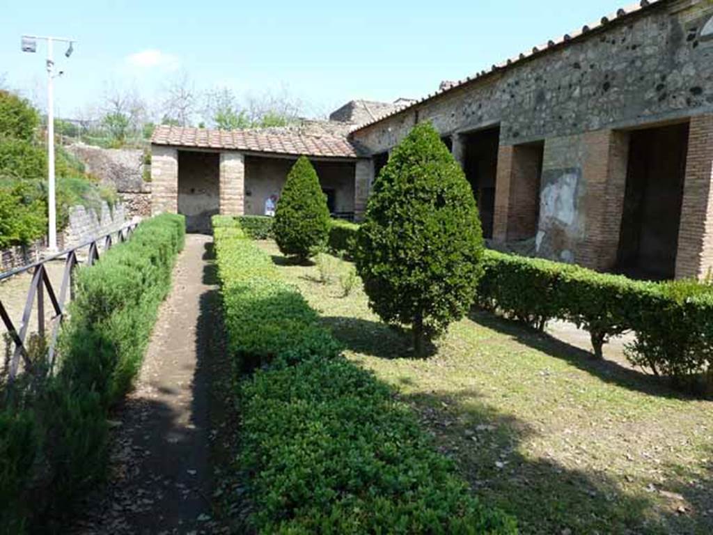 Villa of Mysteries, Pompeii. May 2010. The viridarium in the north-west corner.Looking east along the north side of the garden.