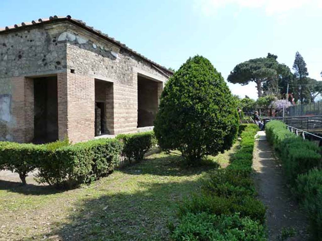 Villa of Mysteries, Pompeii. May 2010. The viridarium in the north-west corner. Looking south along the west side of the garden.