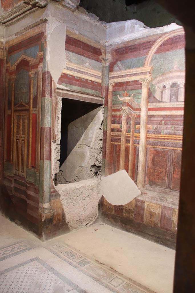 Villa of Mysteries, Pompeii. May 2024.  
Room 16, looking across bed recess towards south-east corner and south wall. Photo courtesy of Klaus Heese.
