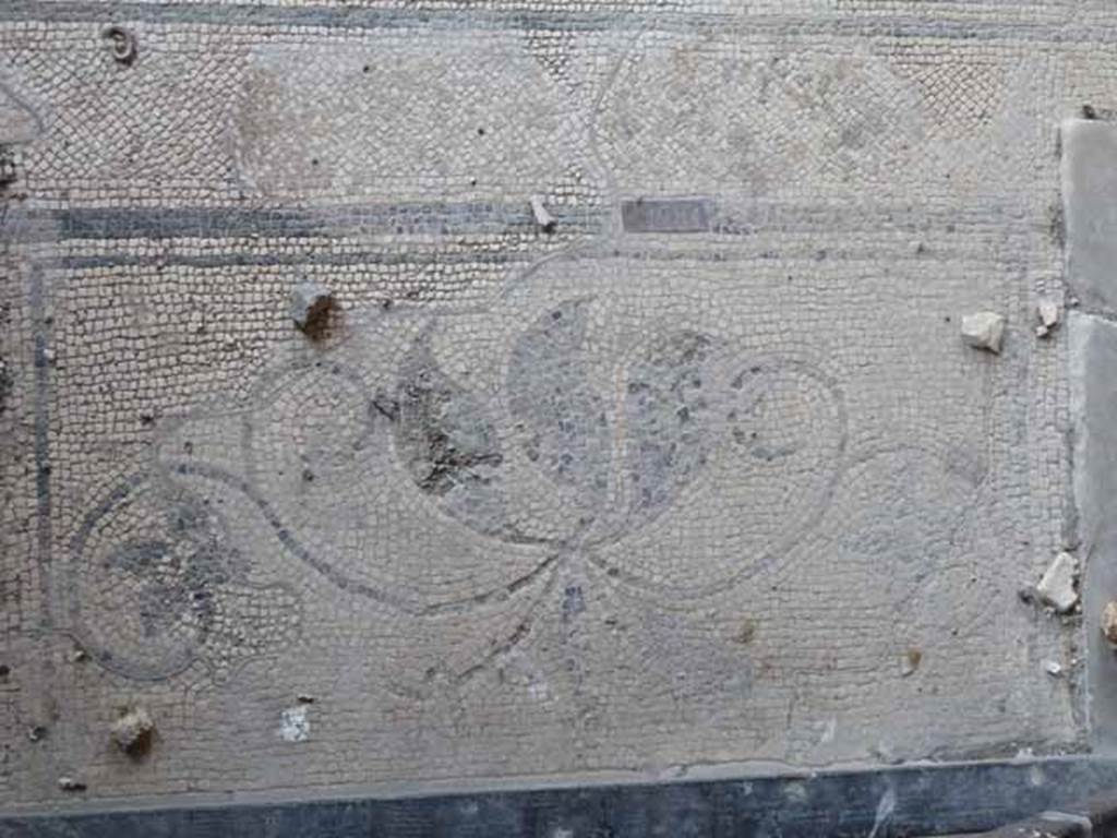 Villa of Mysteries, Pompeii. May 2010. Room 9, detail of mosaic plant pattern in sill.