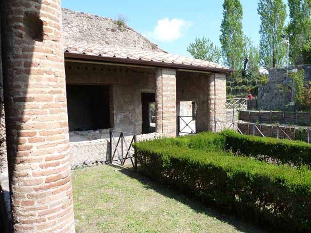 Villa of Mysteries, Pompeii. May 2010. Looking south-west from exedra towards windows of room 9.