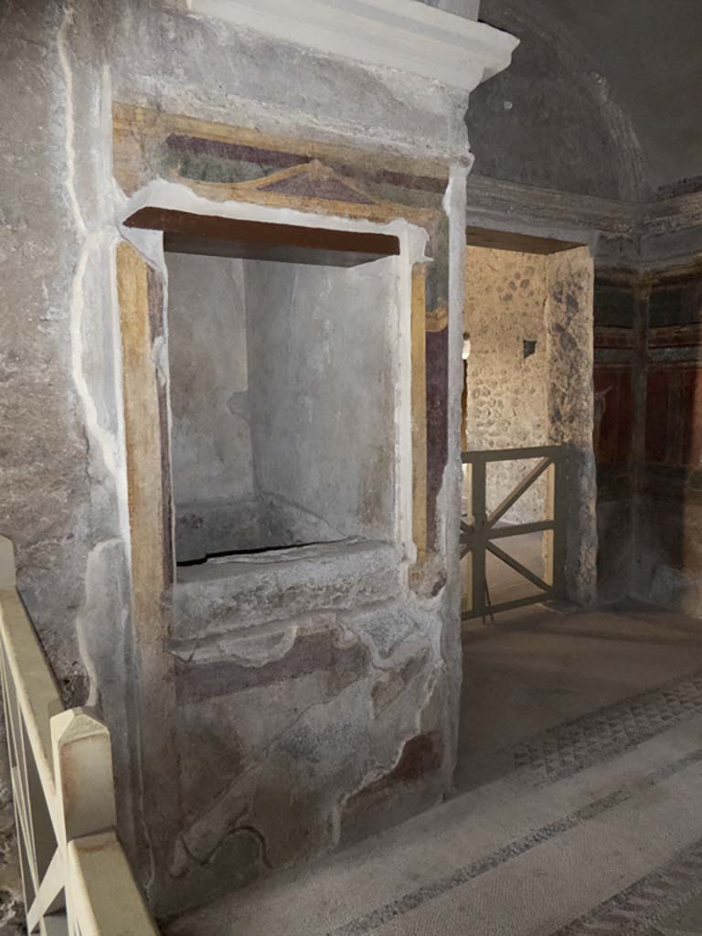 Villa of Mysteries, Pompeii. September 2017. 
Room 4, recess in north-west corner and doorway to room 2, tablinum.
Foto Annette Haug, ERC Grant 681269 DÉCOR.
