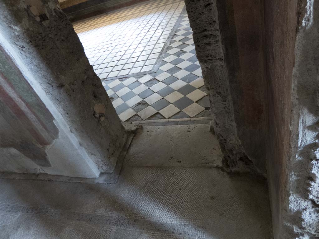 Villa of Mysteries, Pompeii. September 2017. Room 4, south wall, detail of doorway threshold into room 5.
Foto Annette Haug, ERC Grant 681269 DÉCOR.

