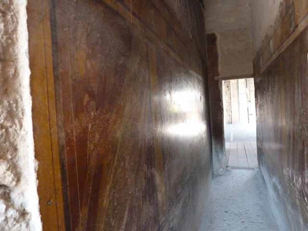 Villa of Mysteries, Pompeii. May 2010. Corridor F3, north wall, looking east to room 64, atrium.