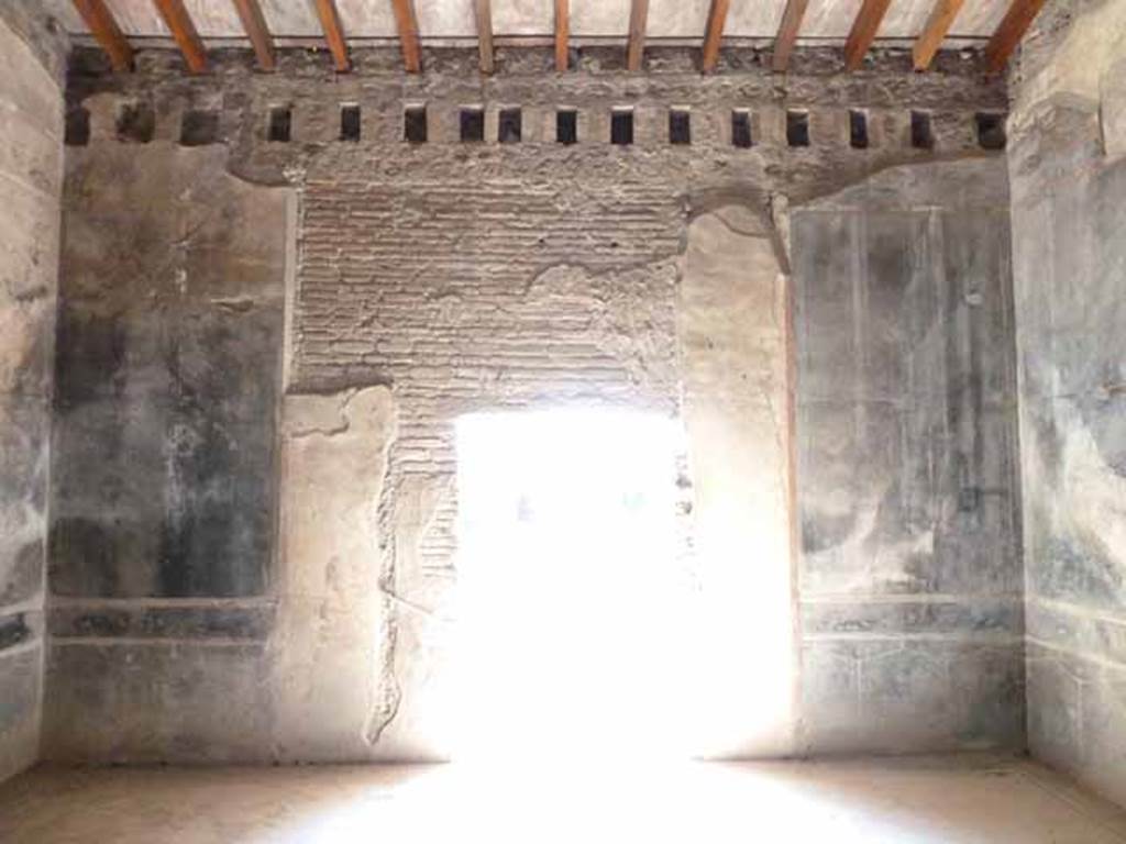 Villa of Mysteries, Pompeii. May 2010. Room 2, tablinum, looking west towards room 1 and exedra, from atrium.