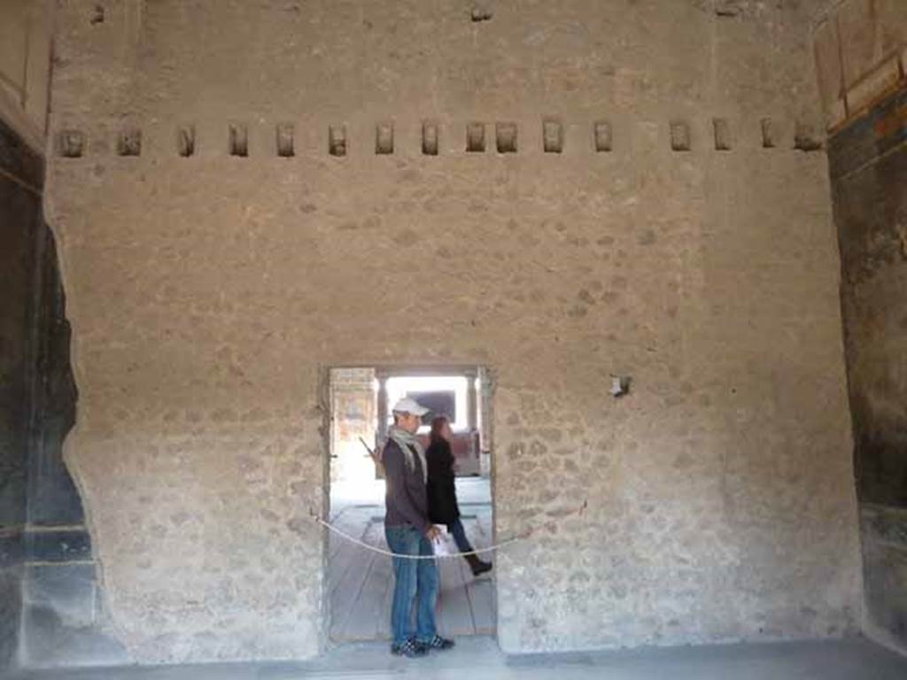 Villa of Mysteries, Pompeii. May 2010. Room 2, tablinum, east wall with doorway to atrium, room 64, and across to peristyle.