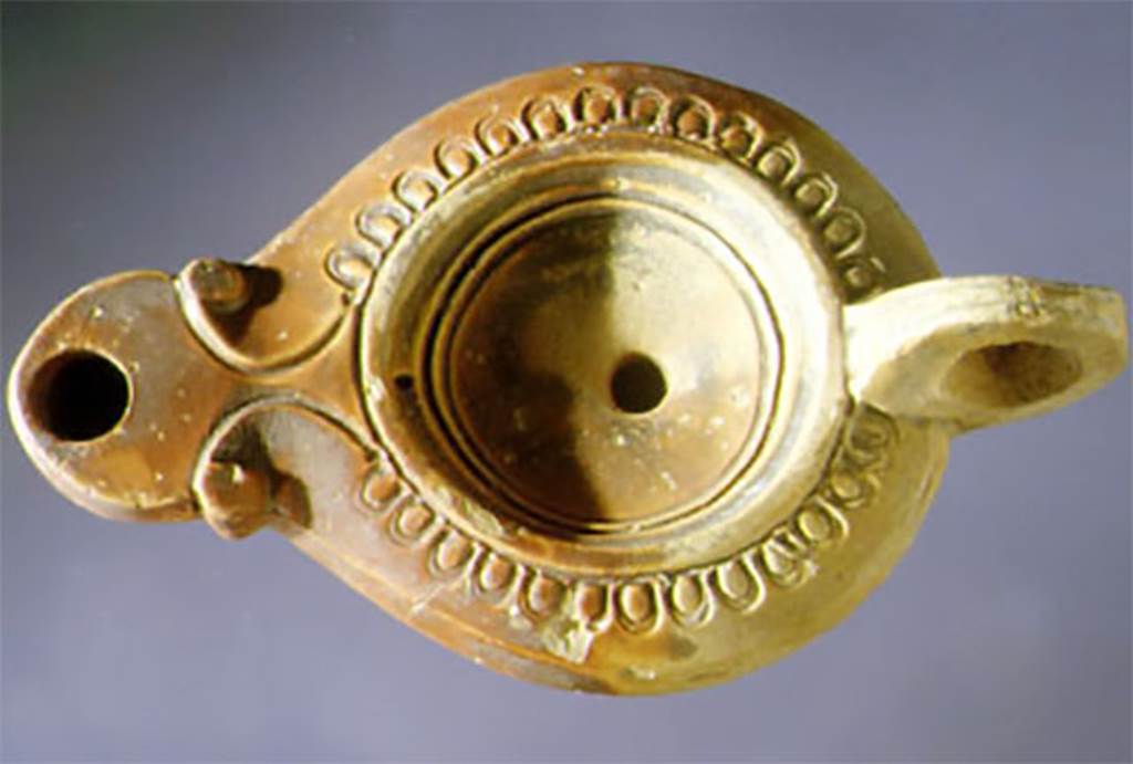 Villa Regina, Boscoreale. Decorated clay oil lamp found in a cubiculum.  Now in Boscoreale Antiquarium.