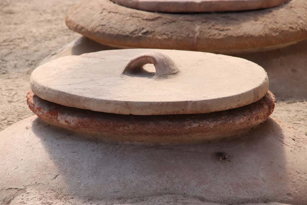 Villa Regina, Boscoreale. September 2021. Room I, detail of lid of dolia with handle. Photo courtesy of Klaus Heese.