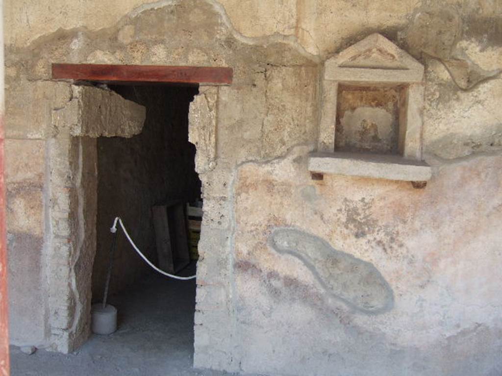 Villa Regina, Boscoreale. May 2006. West wall of portico VII with doorway to room II and aedicula temple style niche L.