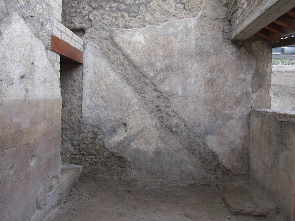 Villa Regina, Boscoreale. December 2006. East end of north portico VII with outline of staircase to servants’ sleeping quarters.
