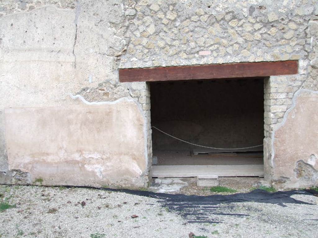 Villa Regina, Boscoreale. December 2006. East side.
Doorway from outside threshing terrace XVII into room VIII, the barn.
