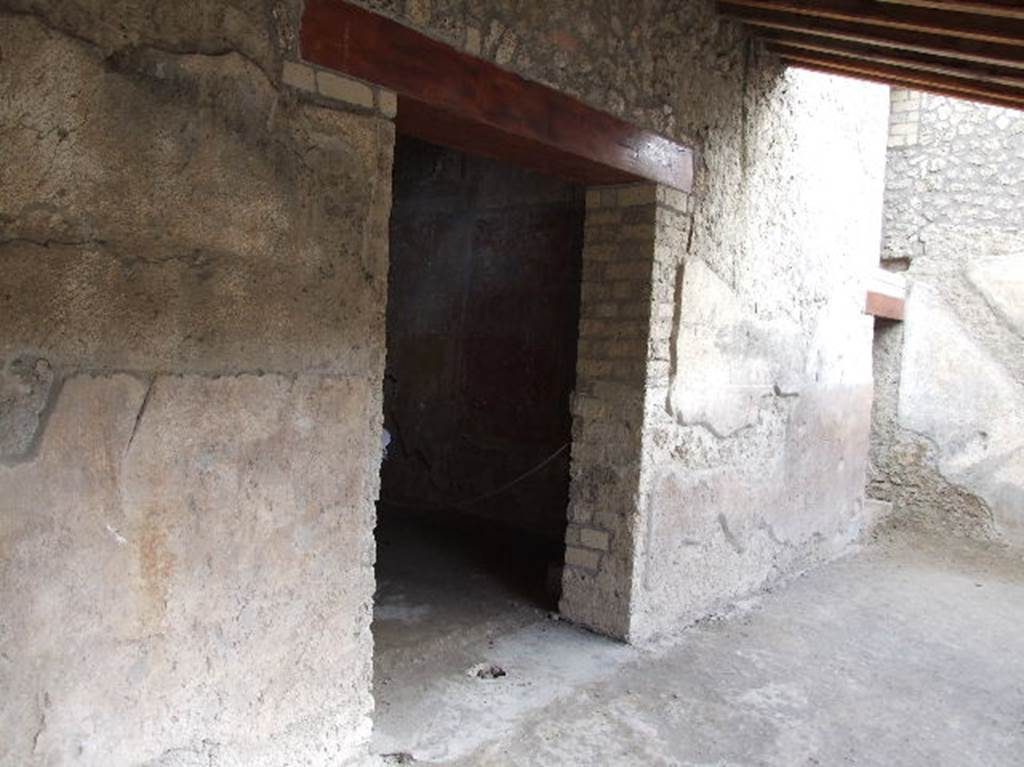 Villa Regina, Boscoreale. December 2006. Doorway to room IV, triclinium.