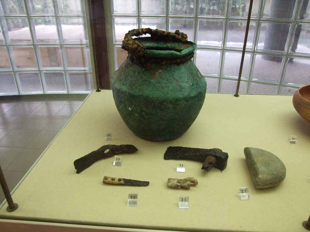 Finds from Villa Regina Boscoreale. December 2006. Now in Boscoreale Antiquarium.
Bronze and iron bucket, iron axe and hoe, small bone and iron knives and a sharpening stone.
