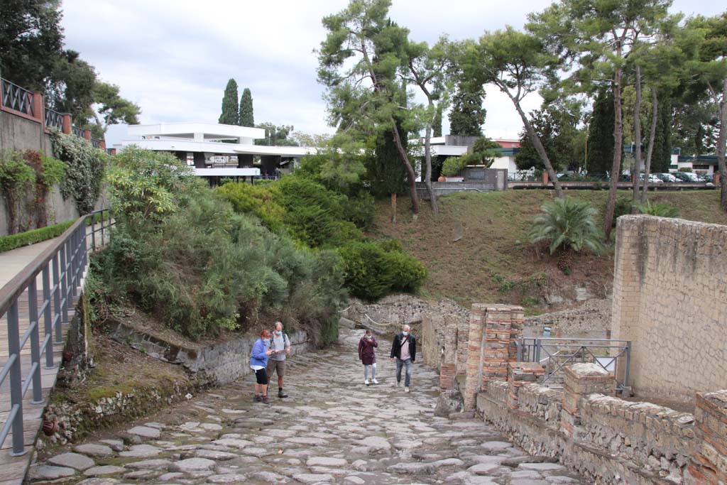 Via Marina, continuation outside the Marina Gate. October 2020. Looking west from Suburban Baths, on right, in the year of the pandemic. 
Photo courtesy of Klaus Heese. 
